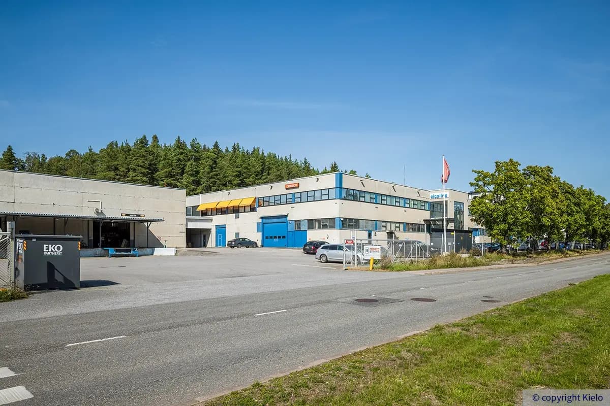 Lukkocenter sisemmän rakennusosan julkisivu. Kiinteistössä on nosto-ovia, lastauslaituri ja nauhaikkunat.