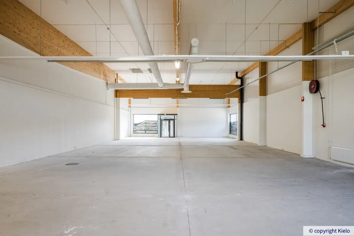 Katutason 476 m2 toimitilan sisäkuva. Avara ja tyhjä varastotila, lattiat ja seinät vaaleat.