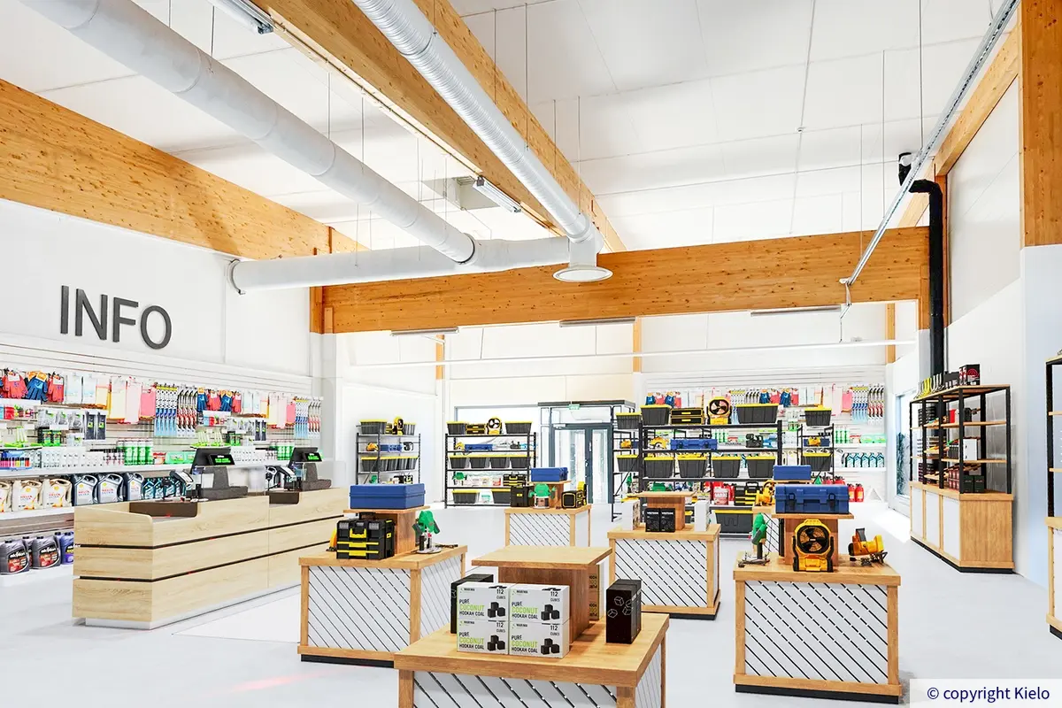 Tiiriön Big Box 1, katutason 221 m2 liiketila, joka on virtuaalisesti kalustettu. Korkeassa liiketilassa myynnissä työkaluja.