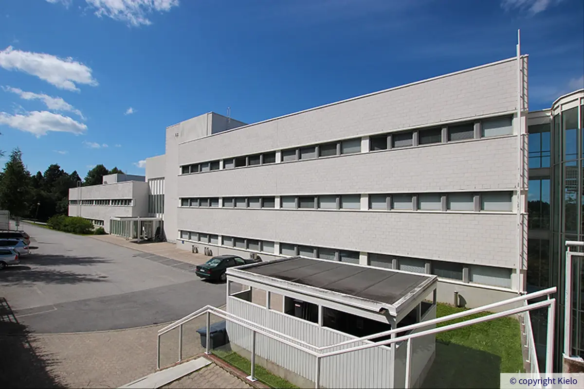 Survontie 9, Jyväskylä, Kiinteistön ulkokuva, jossa näkyy parkkipaikka ja sisäänkäynti.