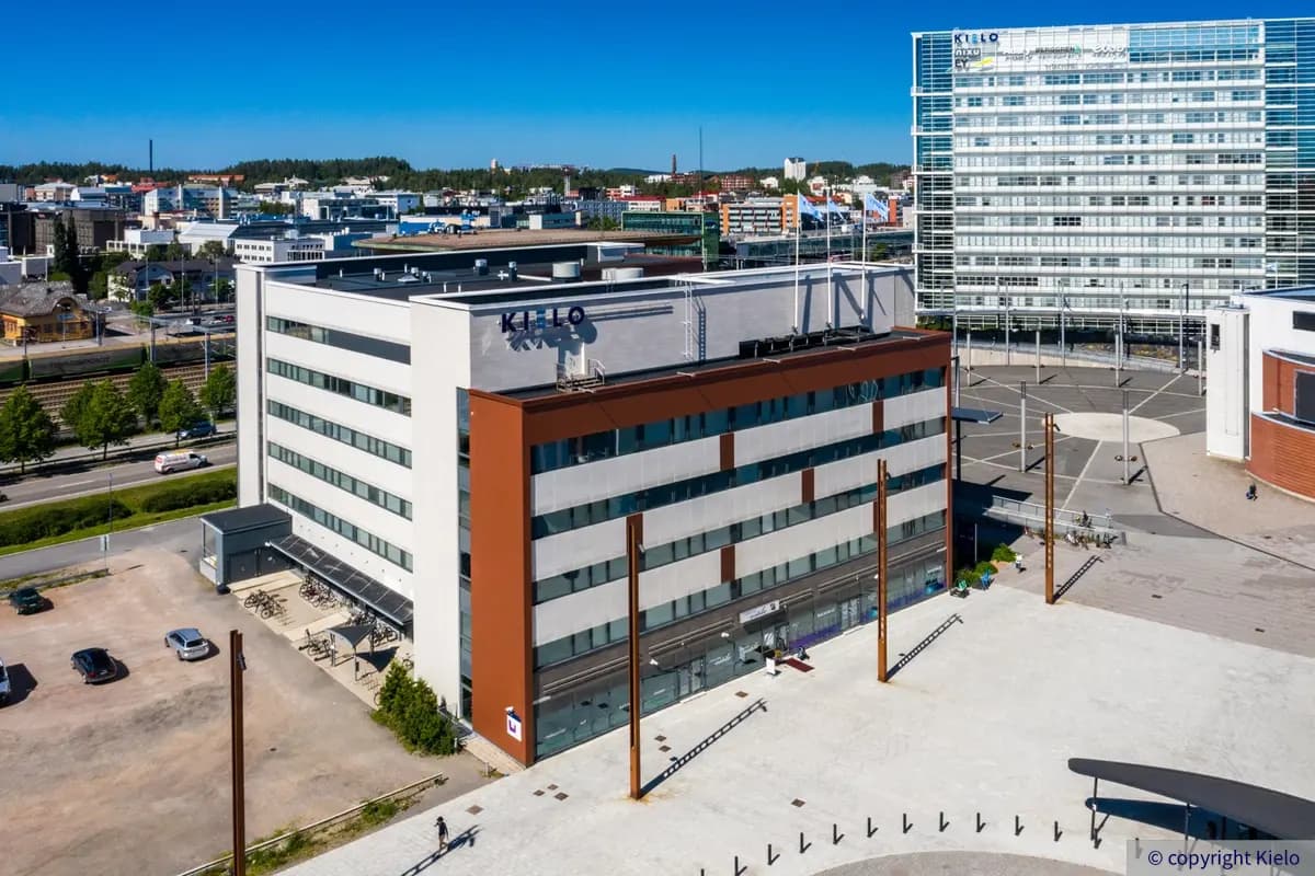 Ilmakuvassa toimistorakennus Innova 2. Toimitilakiinteistön vasemmalla puolella on pysäköintialue. Taustalla näkyy Jyväskylän keskustaa.