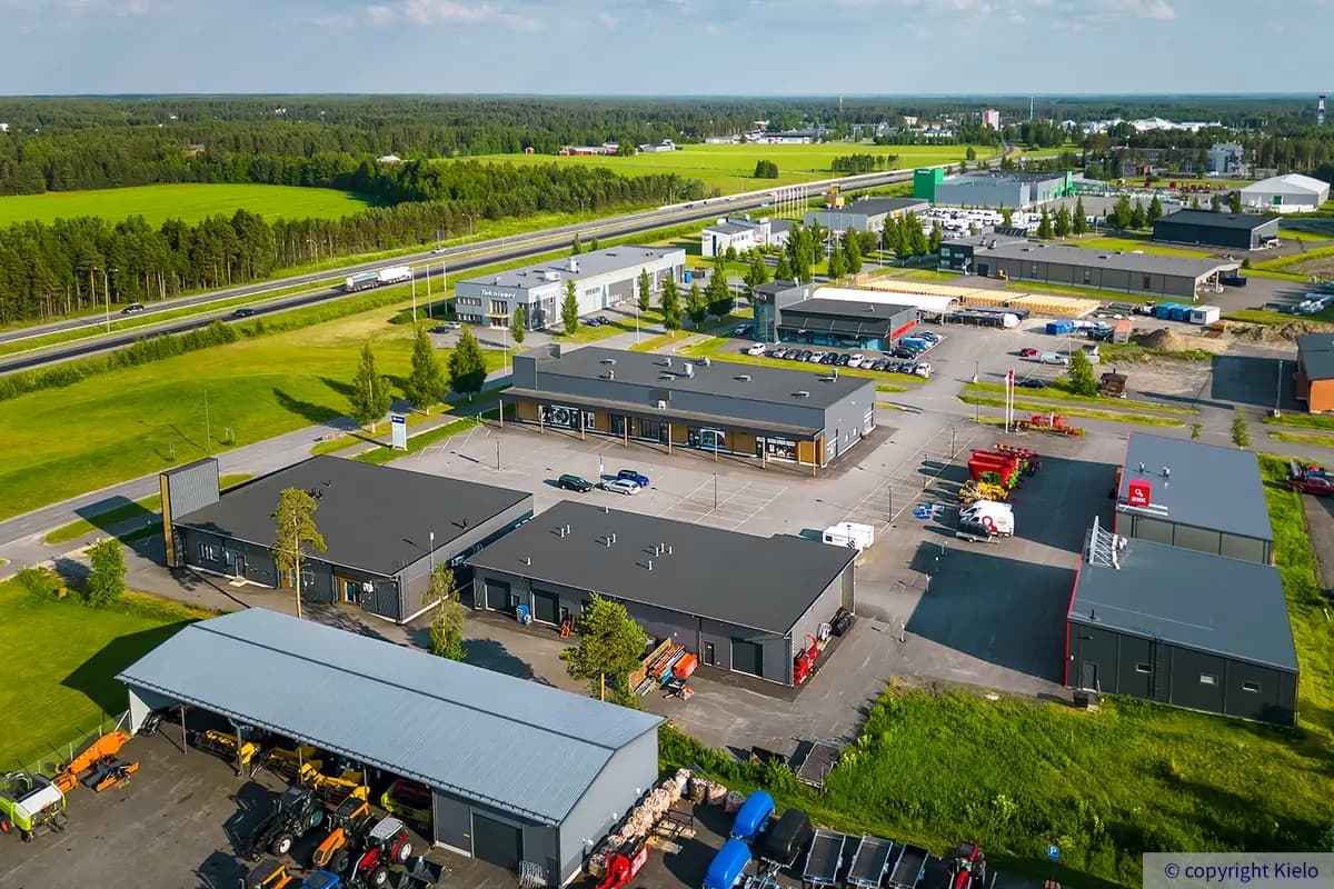 Liikekiinteistö ZatelliittiPark kuvattuna ilmasta. 3 tasakattoista rakennusta, joiden välissä pysäköintialue. Taustalla näkyy moottoritie E8.