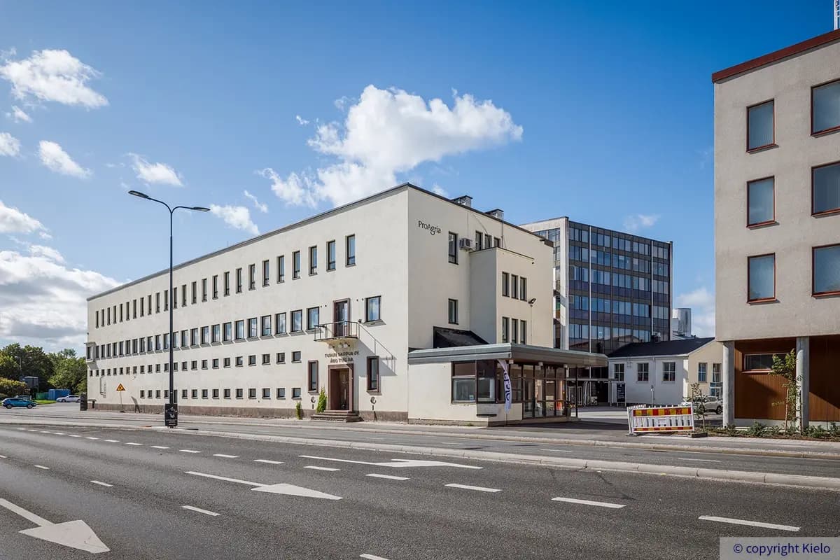 Saippua Centerin vaaleea rapattu julkisivu. Sisäänkäynnin yllä lukee Turun Saippua Oy.