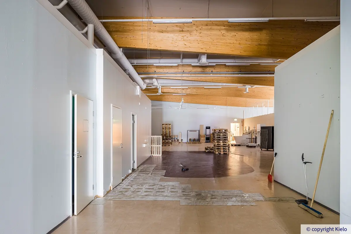 Tiiriön Big Box 1 katutason 509 m2 liiketila sisällä. Avoimessa tilassa on paljaat puupalkit korkeassa katossa.