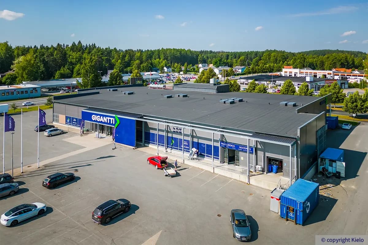 Tiiriön Big Box 2 ilmakuvassa suurelta pysäköintialueelta. Enemmistö rakennuksesta on Gigantin myymälän käytössä.