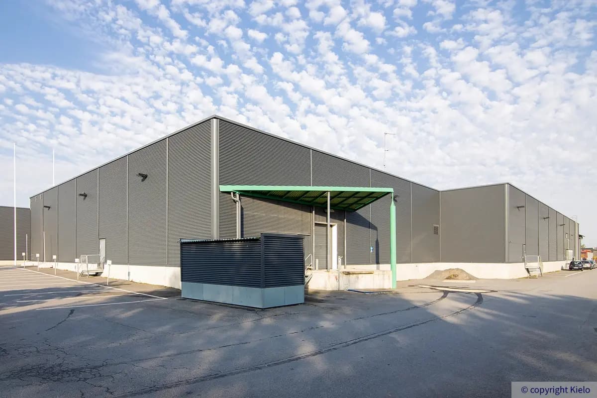 Seinäjoen Päivölänkatu 2 liiketilan takaosassa oleva lastausalue.