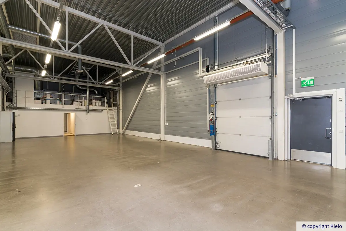 Seinäjoen Päivölänkatu 2 katutason 982 m2 liiketilan takaosan varasto. Lastauslaiturille on nosto-ovi, ja parven alla sosiaalitilat.