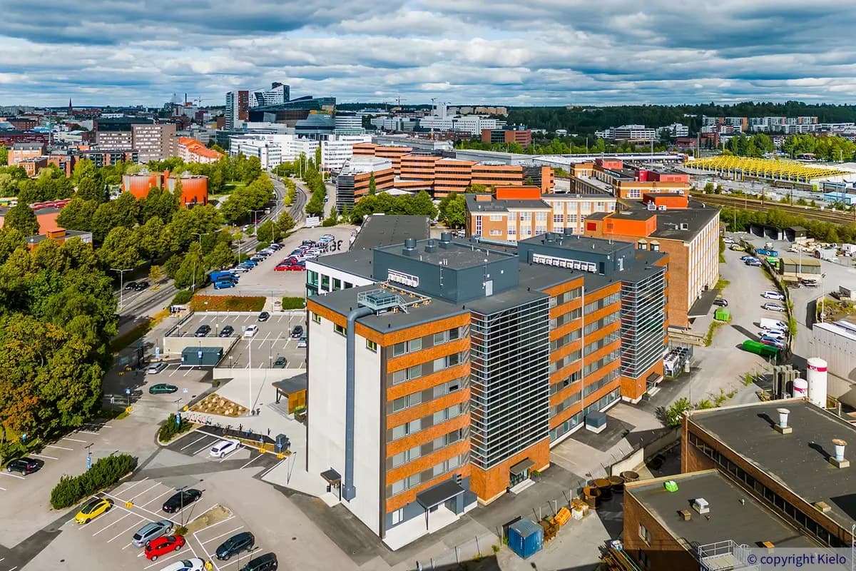 36Hatanpää ilmakuvassa lounaasta. Vieressä kulkee Hatanpään valtatie, taustalla lyhyen matkan päässä muun muassa Nokia Arena.