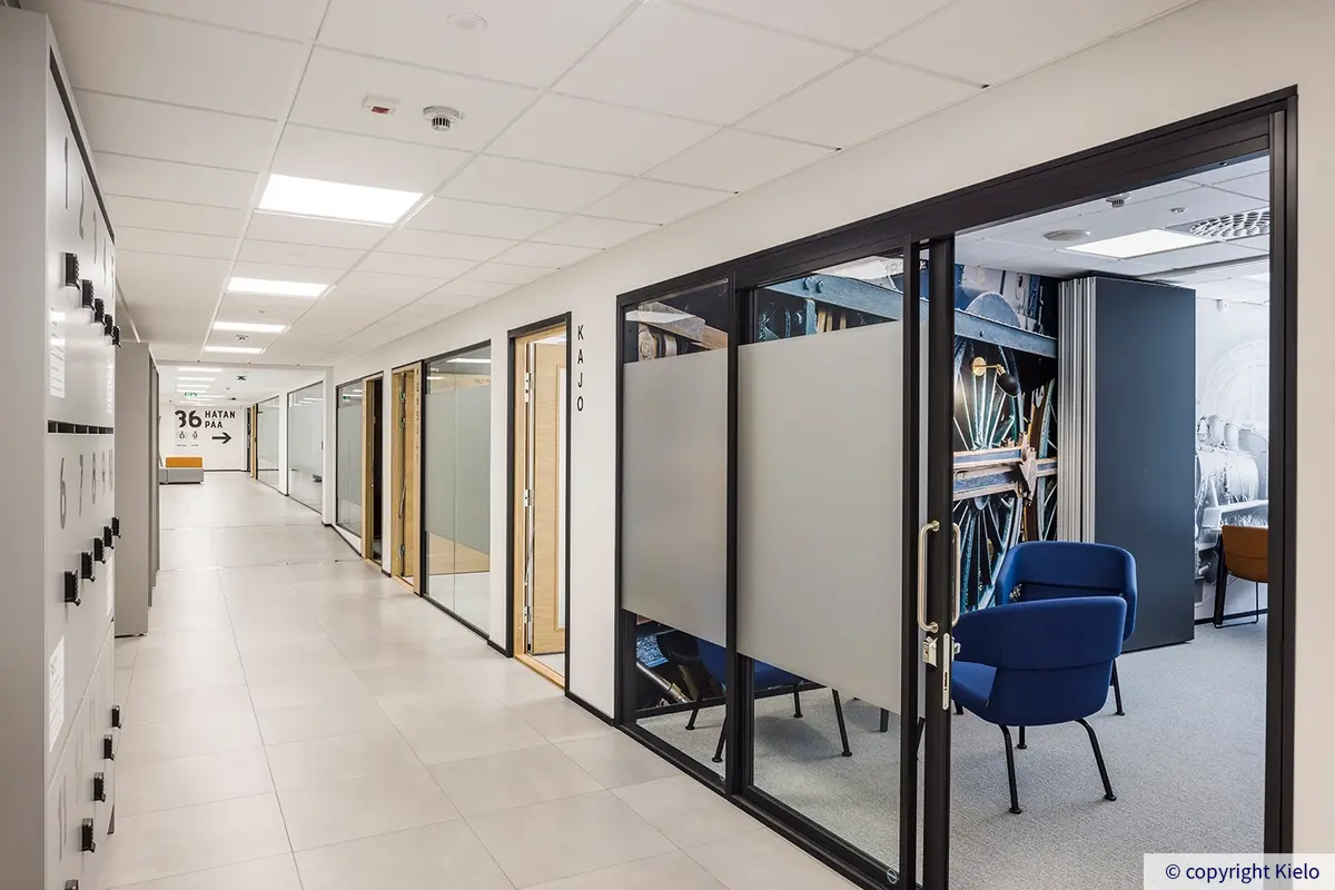 36Hatanpää käytävä, jonka varrella neuvottelutiloja ja lokeroita. Päätyseinällä opasteet saunaan ja kuntosalille.