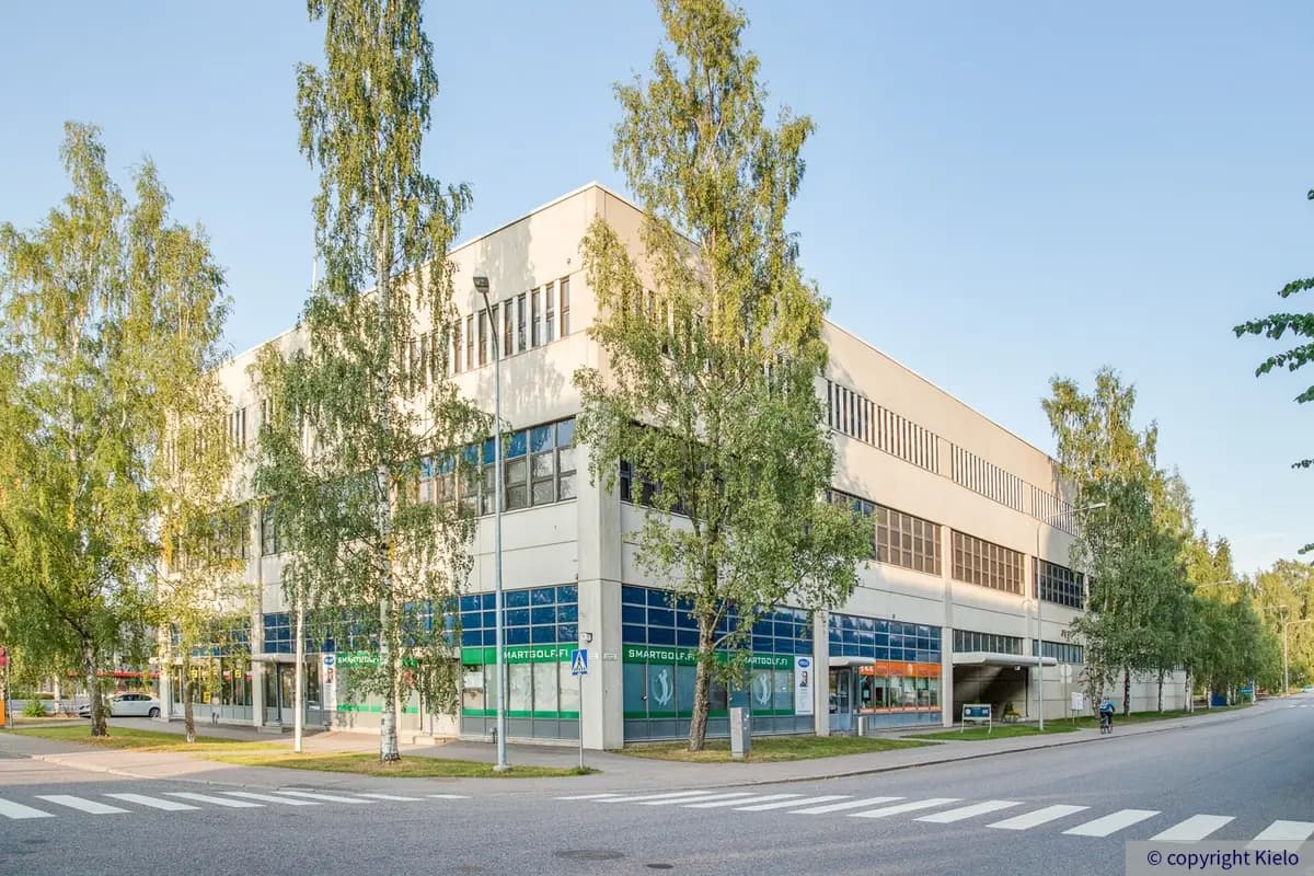 Helsingin Laippatie 1, ulkokuva. Vaalea, monikerroksinen kiinteistö, jonka ympärillä puita. Kiinteistön edustalla kulkee kävelytie sekä autotie.