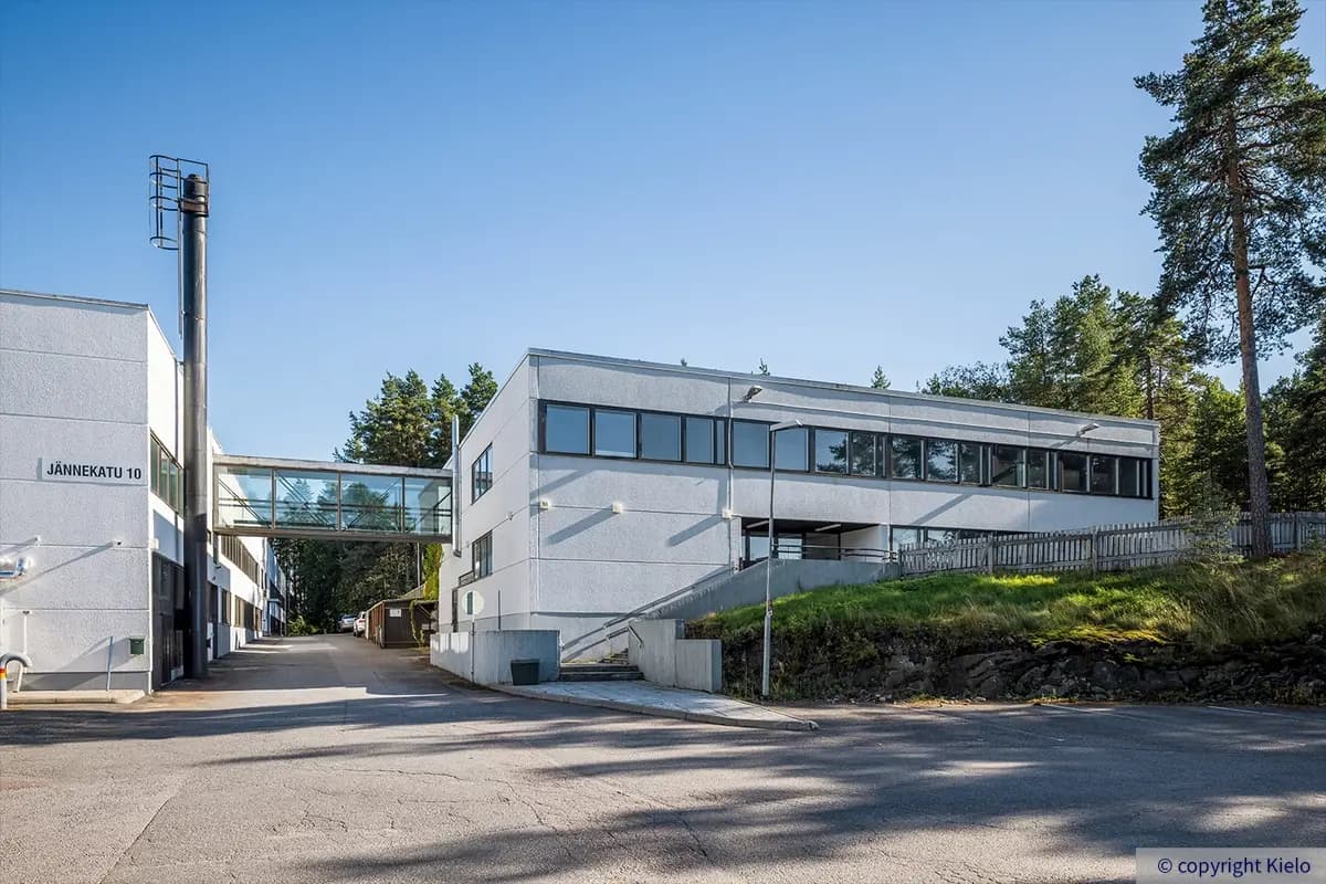 Tunturi Center toimistorakennuksen valkea julkisivu. Laatikkomaisen rakennuksen ylimmässä kerroksessa nauhaikkuna, ja rakennukset yhdistää yhdyskäytävä.