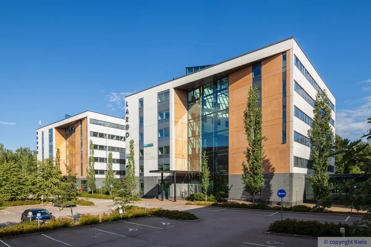 Gate8 Business Park Largo -toimitilakiinteistön selkeälinjainen julkisivu. Valoa toimitiloihin tulee suuresta lasitetustaatriumista.