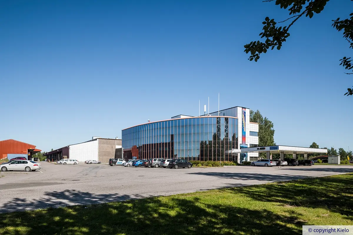 Tampereen Yrittäjänkulma 5 julkisivu. Toimistosiivessä on kaareva lasinen julkisivu ja päädyssä katos.