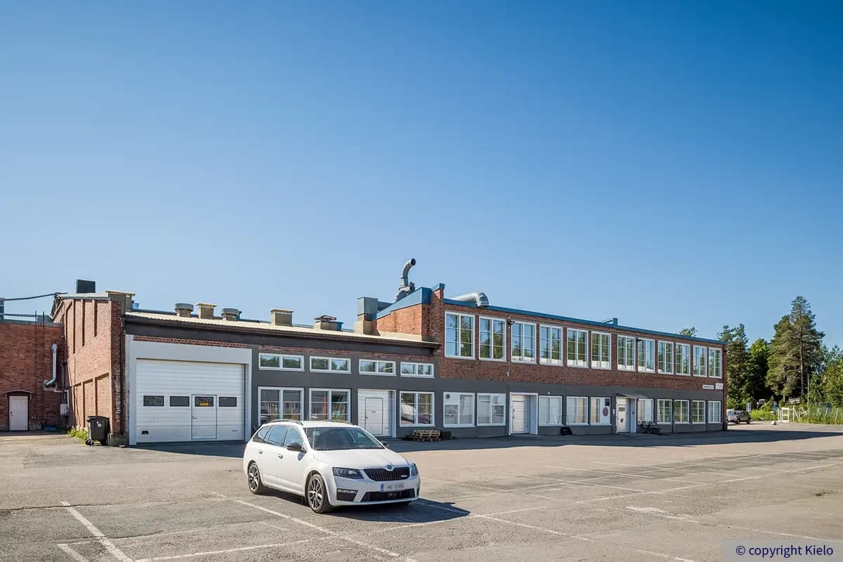 Kuopion Varikkokatu 2 punatiilinen siipi. Seinustalla on useita nosto-ovia, joista päädymmäinen on iso.