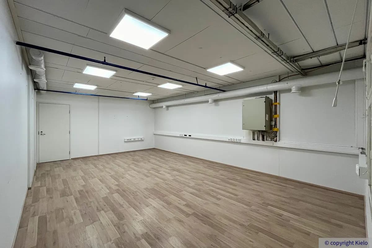 Kuopion Varikkokatu 2 siisti 69 m2 toimistotila, jossa vaalea parkettilattia ja valkoiset seinät.