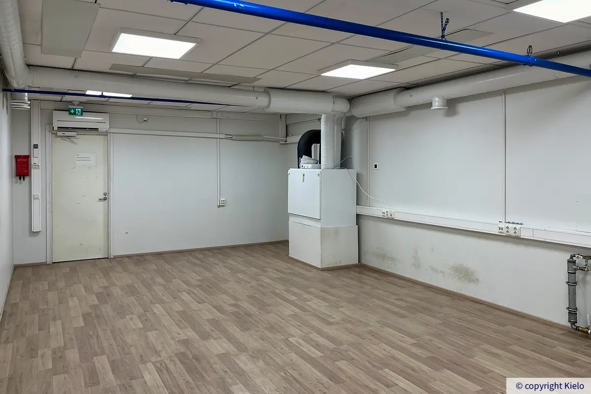 Kuopion Varikkokatu 2 69 m2 toimistotila. Ilmanvaihto on paljaana, oven yllä ilmalämpöpumppu.