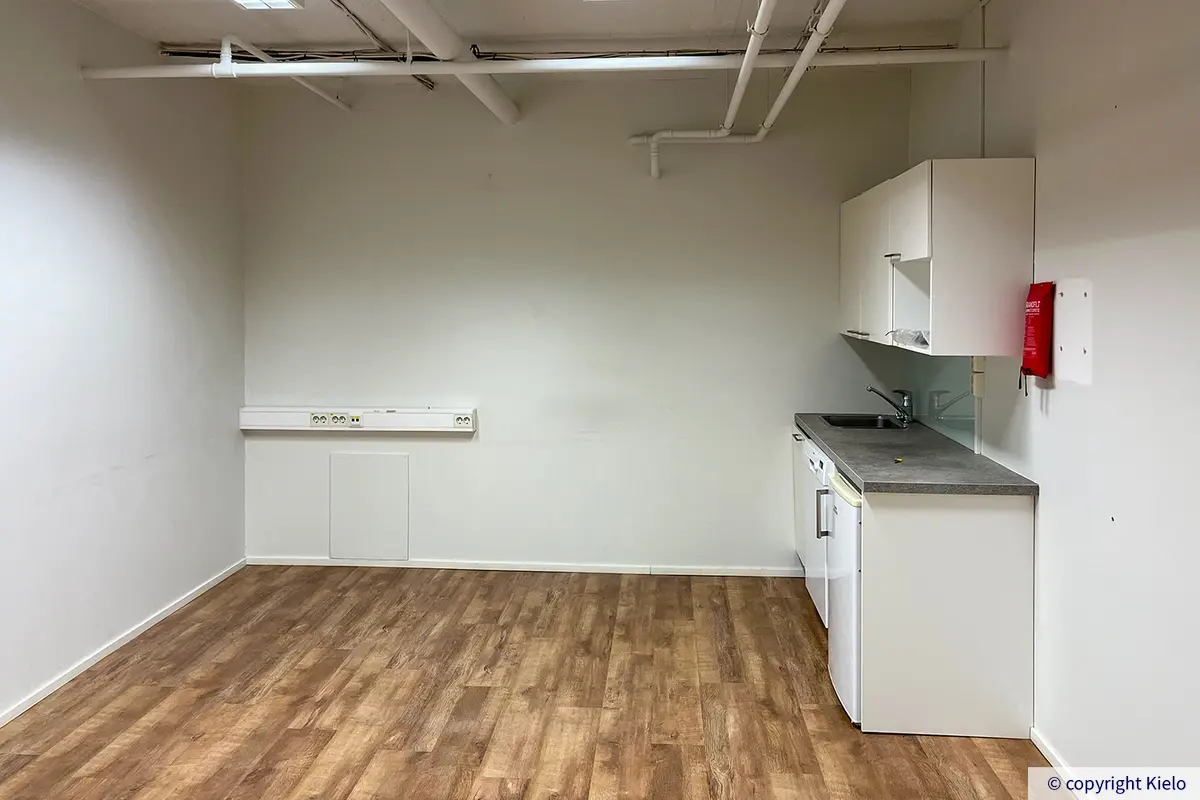 Kuopion Varikkokatu 2 109,5 m2 toimistotilan huone, jossa perussiistit keittiökalusteet.