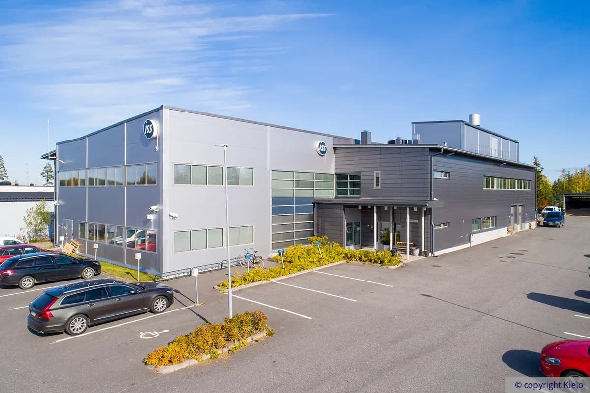 Jyväskylän Palokankaantie 18 julkisivu. Sisäänkäynnin edessä pysäköintipaikkoja.