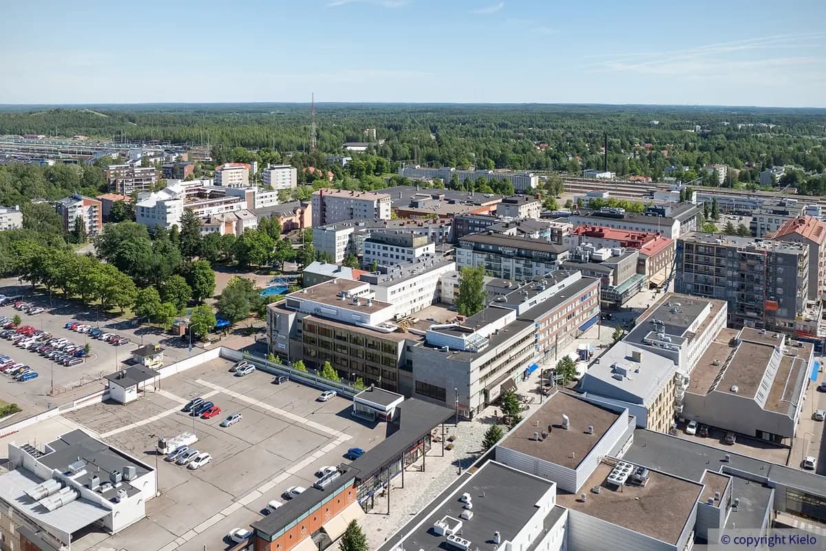 Ilmakuvassa Kouvolan keskustan kävelykatu ja toimitilakortteli Kauppalankatu 9 ja käsityöläiskatu 4.