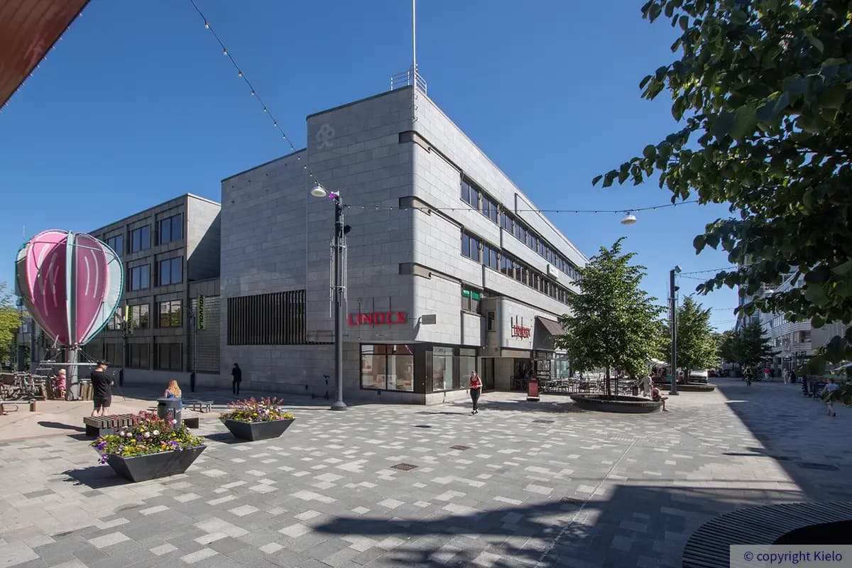 Julkisivukuvassa Kauppalankatu 9 toimitilakiinteistö ja Kouvolan keskustan kävelykatu.