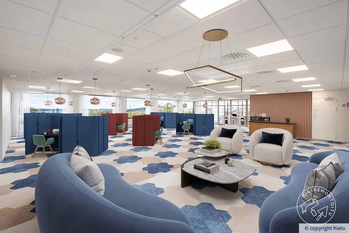 36Hatanpää digiremontoitu avotoimistotila, jossa sohvaryhmä ja sermien ympäröimät työpisteet.