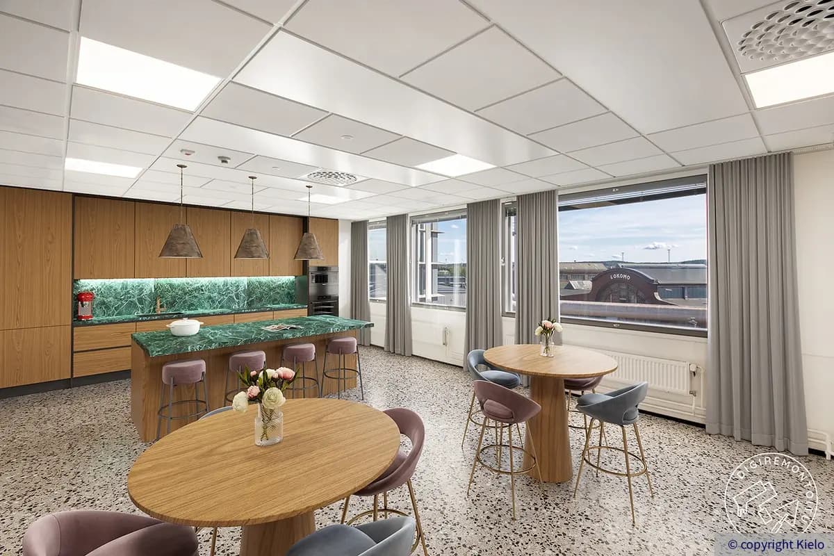 36Hatanpää digiremontoitu toimistotilan keittiö. Ikkunoista on näkymät Lokomolle.