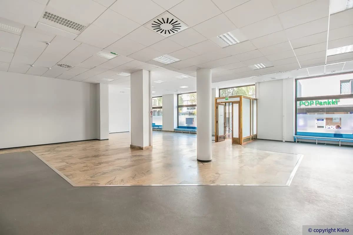 Ensimmäisen kerroksen valoisa 206 m2 liiketila Puistonkulma-kiinteistössä.