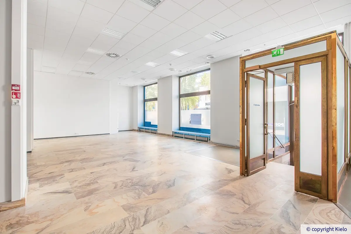 Puistonkulma valoisa ensimmäisen kerroksen 206 m2 liiketila, jossa tyylikäs marmorilattia.