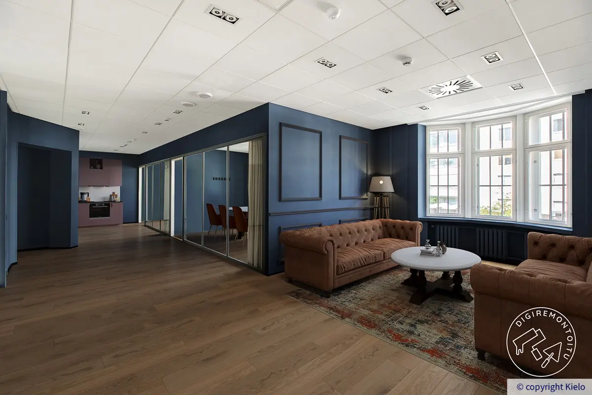 Puistonkulma tummilla väreillä digitaalisesti sisustettu ylempien kerrosten toimistotila, jossa käytävällä taukotila ja päädyssä keittiö.