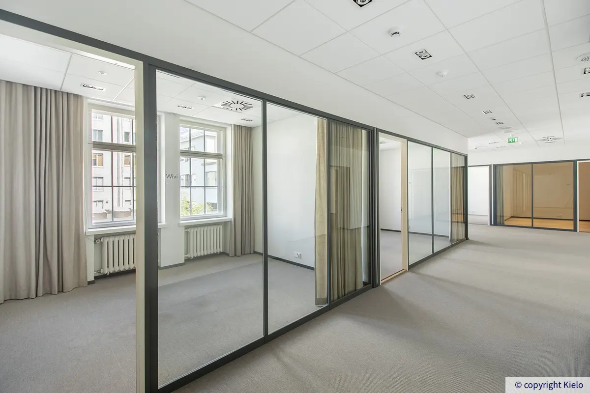 Puistonkulma uudenveroinen toimistotila, jossa eri kokoisia huoneita.