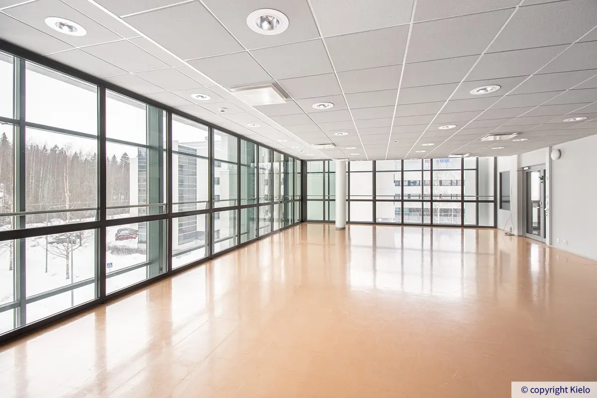 Jyväskylän Ylistönmäentie 26 suurilla, lattiasta kattoon yltävillä ikkunoilla varustettu avotila 4. kerroksen 580 m2 toimistotilassa.