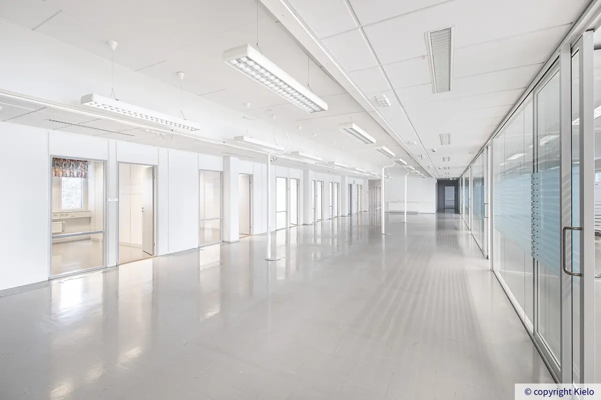 Jyväskylän Ylistönmäentie 26 valkea avotila, jonka reunoilla toimistohuoneita 4. kerroksen 580 m2 toimitilassa.