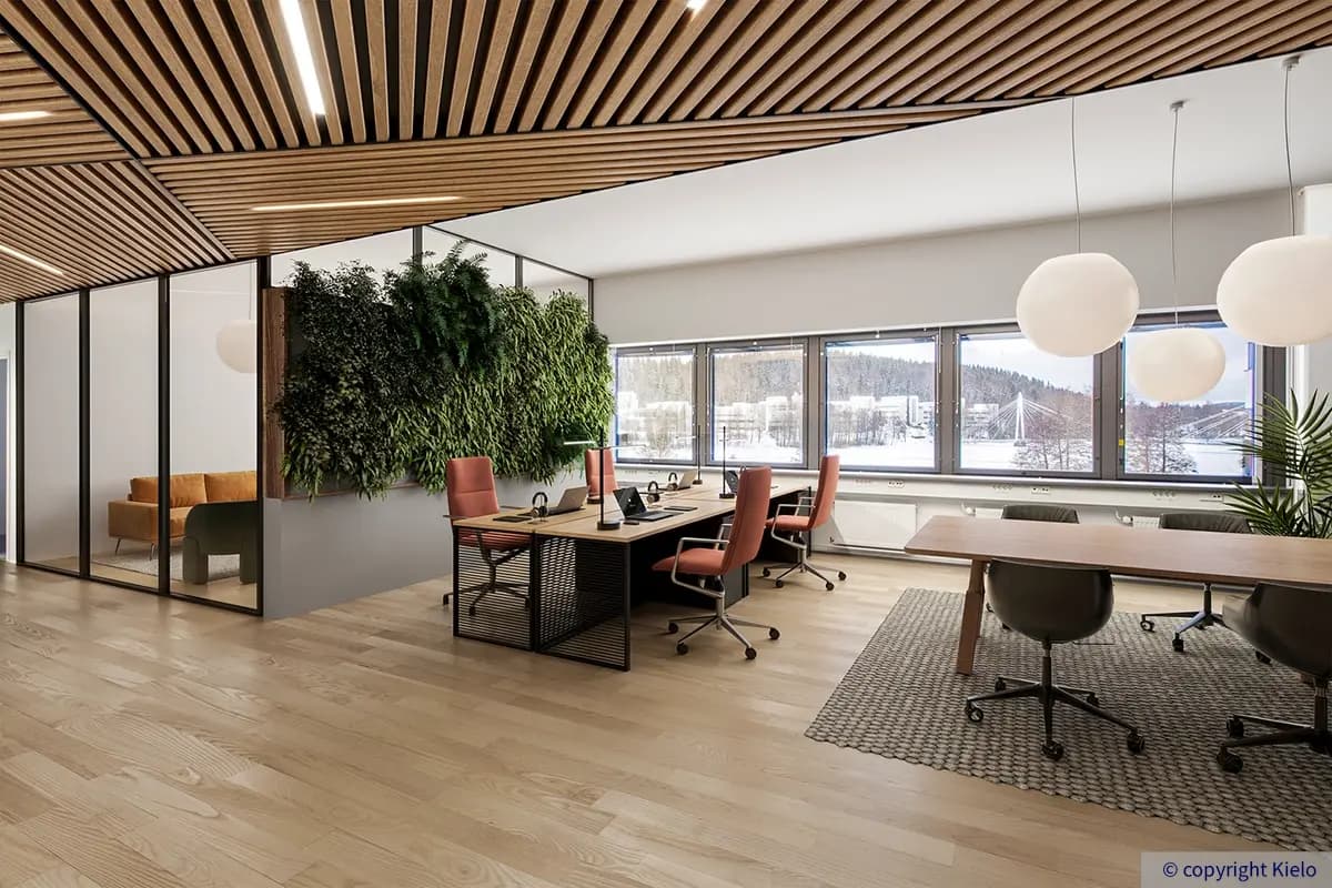 Jyväskylän Mattilanniemi 6-8 digiremontoitu toimisto tyylikkäillä puupinnoilla. Avotilaa ja lasiseinäinen huone.