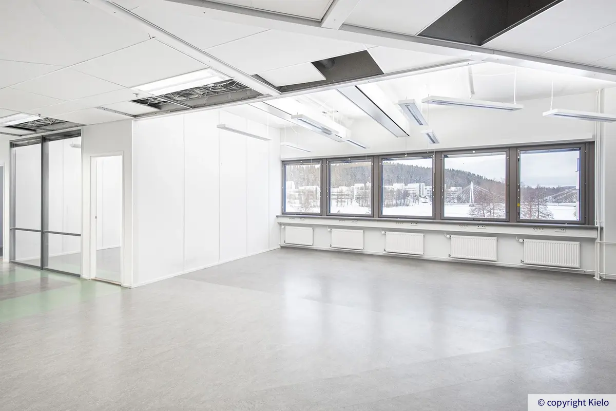 Jyväskylän Mattilanniemi 6-8 valoisa avotila, jonka ikkunasta näkymä silloille.