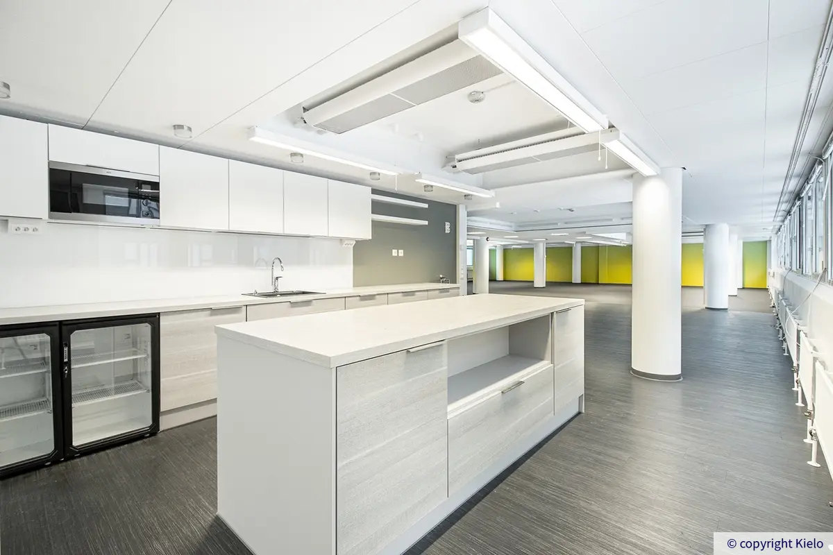 Jyväskylän Vapaudenkatu 48-50 toisen kerroksen 801 m2 toimitilan keittiö avotilassa.