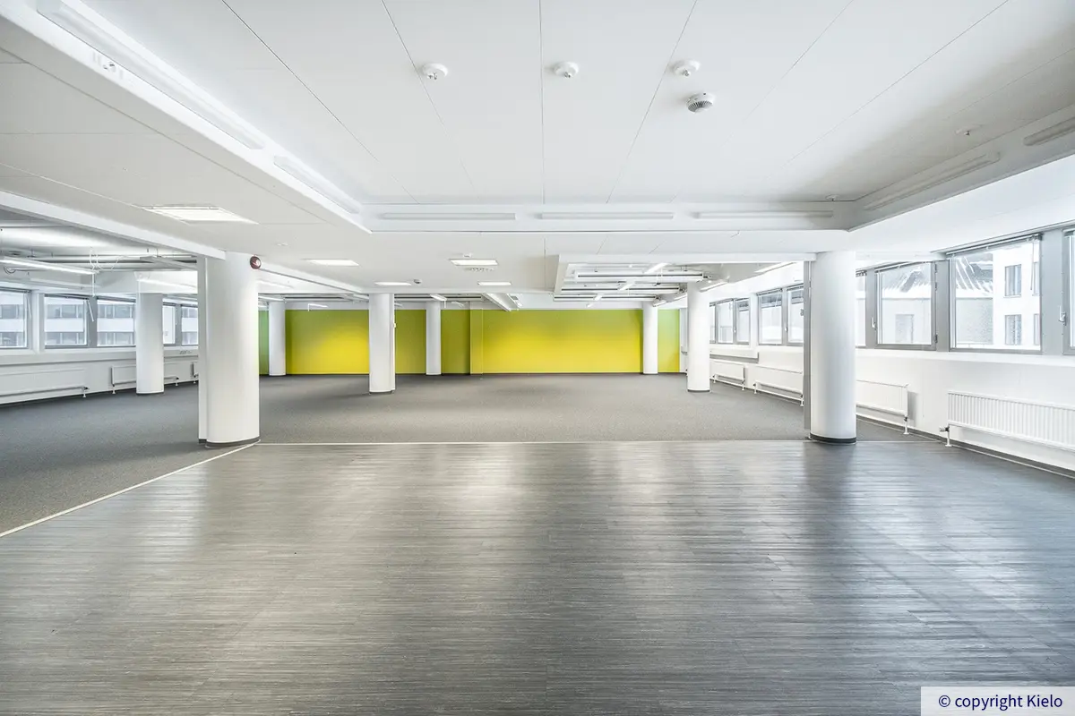 Valoisa avotoimisto, jonka päätyseinä on limenvihreä, Jyväskylän Vapaudenkatu 48-50 toisen kerroksen 801 m2 toimitilassa.