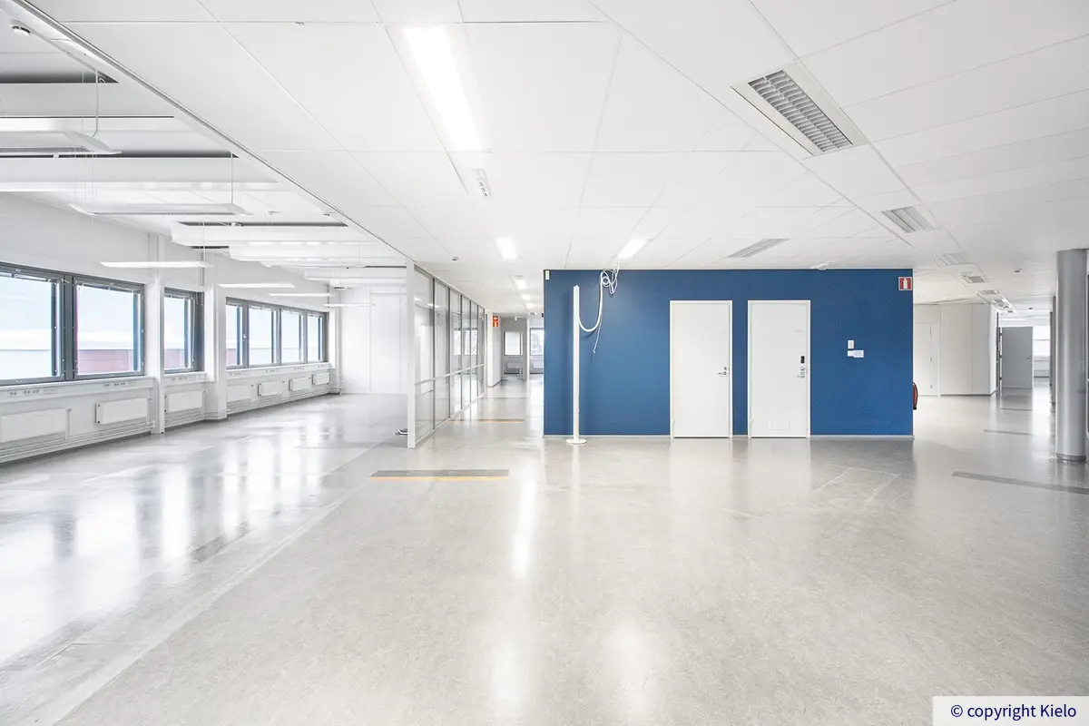 Jyväskylän Ohjelmakaari 10 viidennen kerroksen 695 m2 toimitilan avotoimistotilaa.