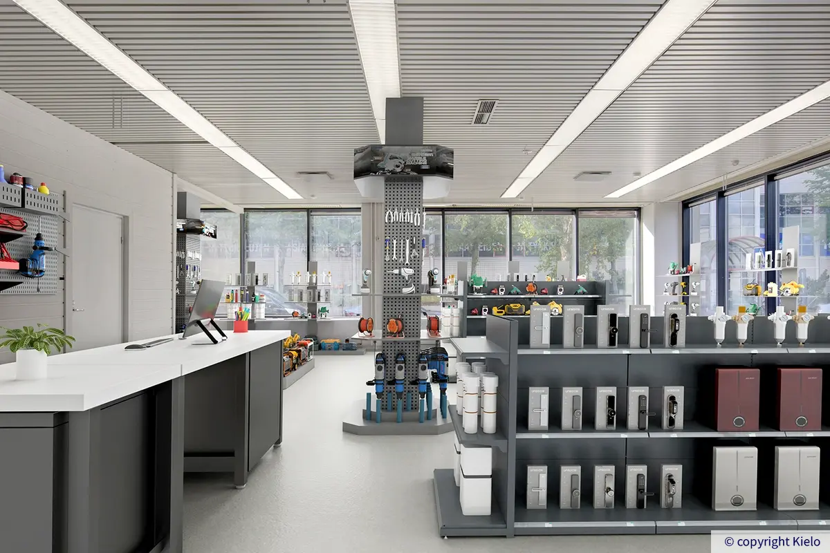 Helsingin Laippatie 1 virtuaalikalustettu katutason liiketila. Valoisassa työkalumyymälässä on suuret ikkunat kahdella seinustalla.