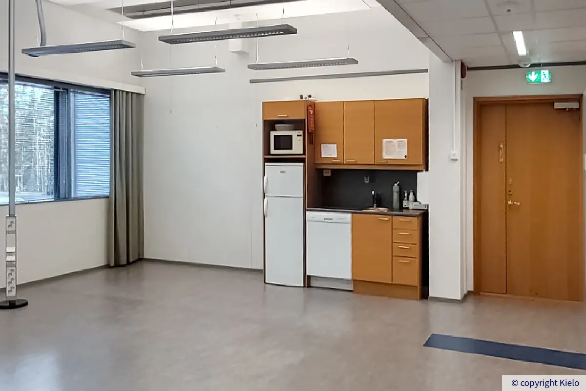 Jyväskylän Ohjelmakaari 10 toisen kerroksen 144 m2 toimitilan keittiö avotilan seinustalla.