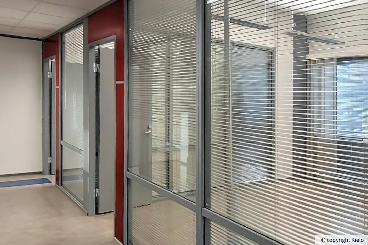 Jyväskylän Ohjelmakaari 10 toisen kerroksen 144 m2 toimitilan toimistohuoneita lasiseinillä.