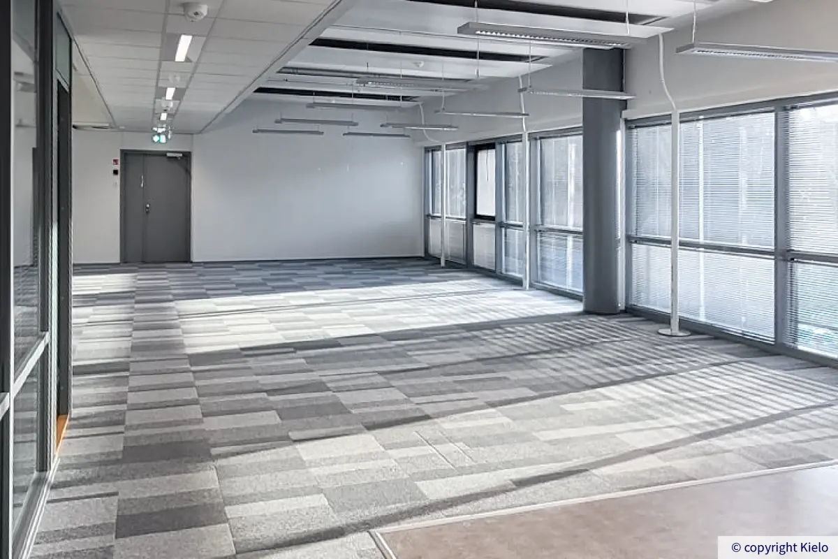 Jyväskylän Ohjelmakaari 10 toisen kerroksen 228 m2 valoisa avotoimistotila.