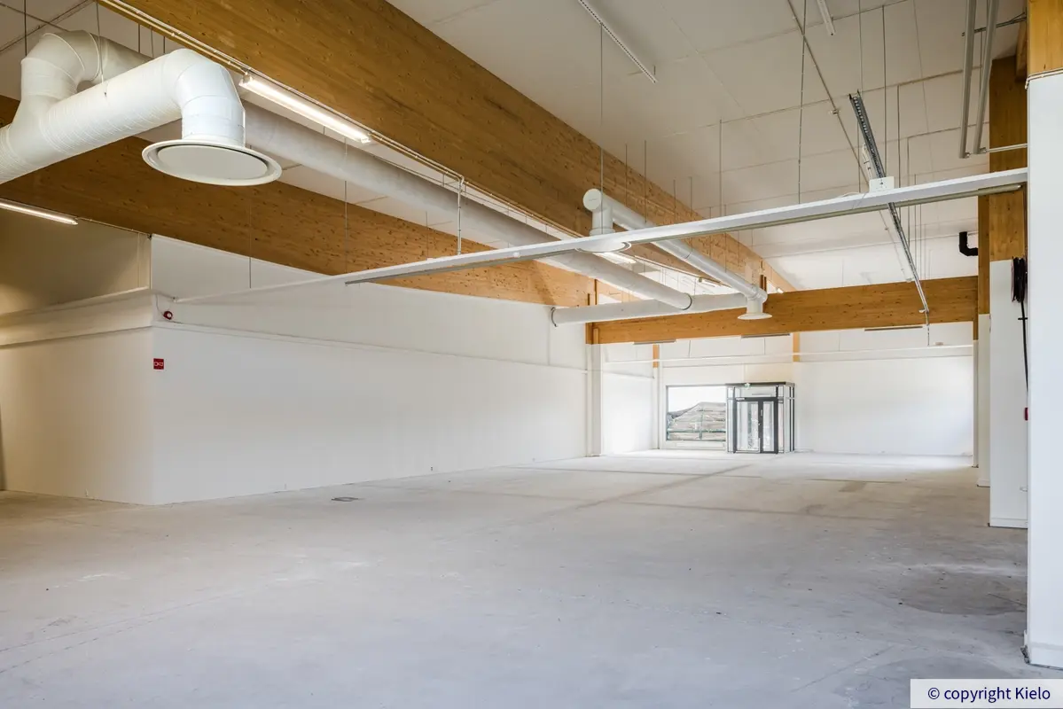 Hämeenlinnan Katsastusmiehenkuja 5. Katutason 476 m2 tilan sisäkuva. Tyhjä varastotila, jossa vaaleat lattiat ja seinät.
