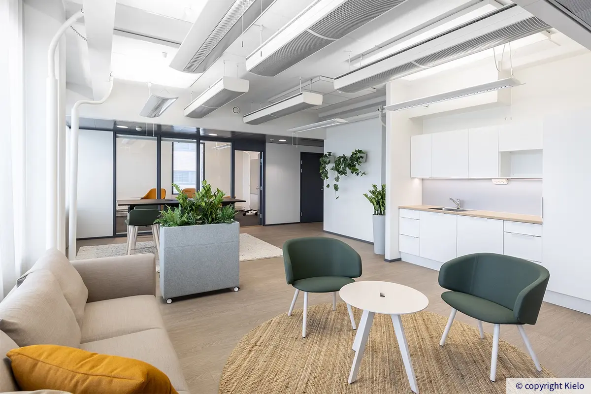 Gate8 Business Park toimistotilan lounge ja pienkeittiö.