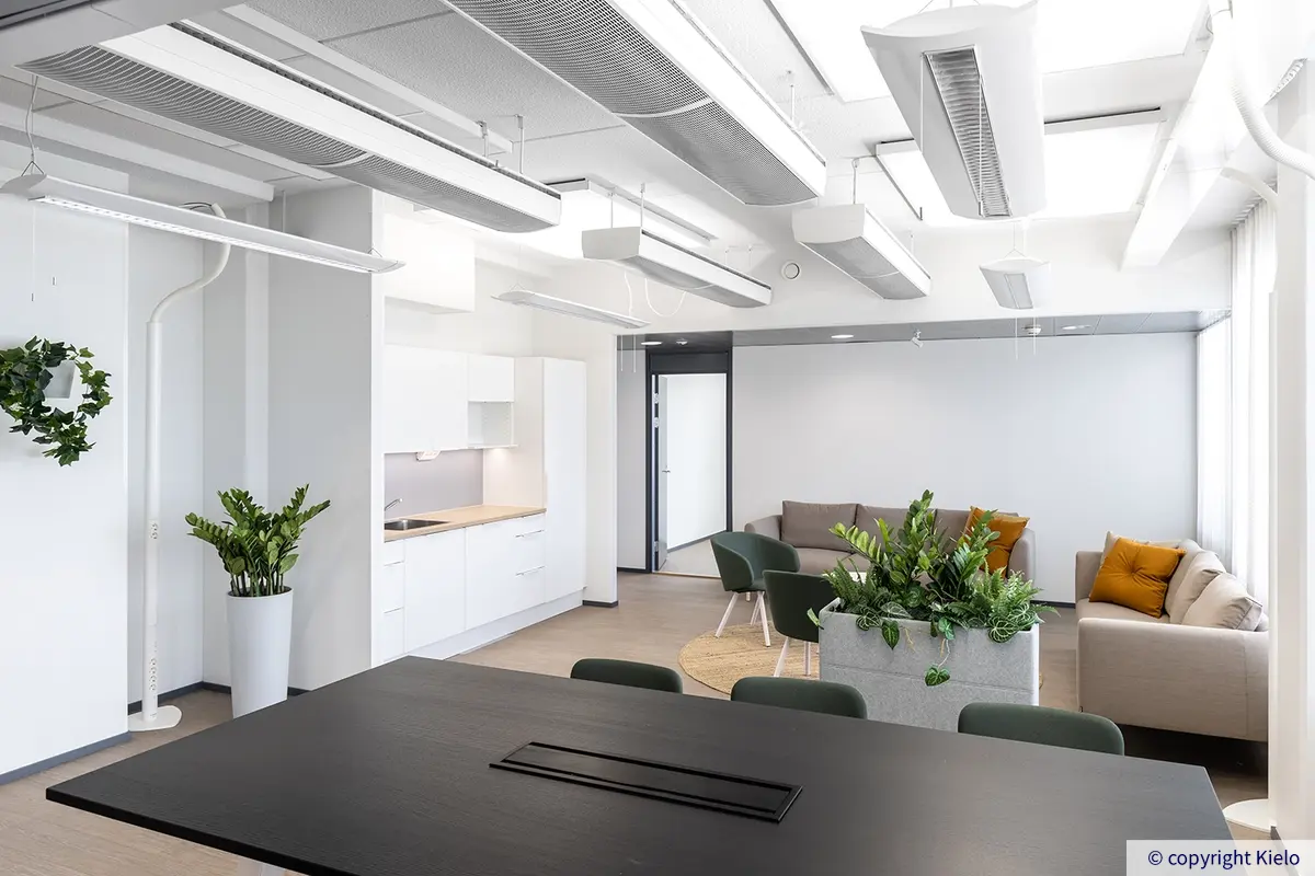 Gate8 Business Park esimerkkitilan taukotilan pöytä ja sohvaryhmä.