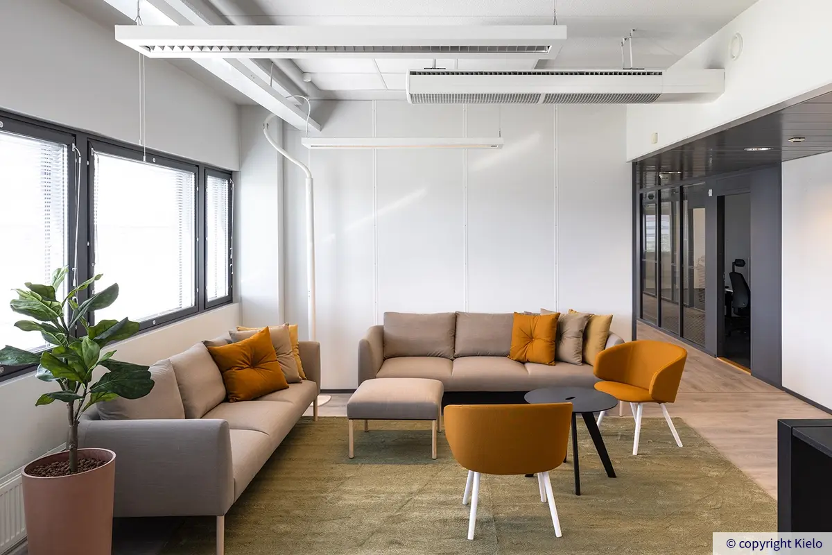 Sohvaryhmä esimerkkitoimistotilan käytävän varrella Gate8 Business Parkissa.