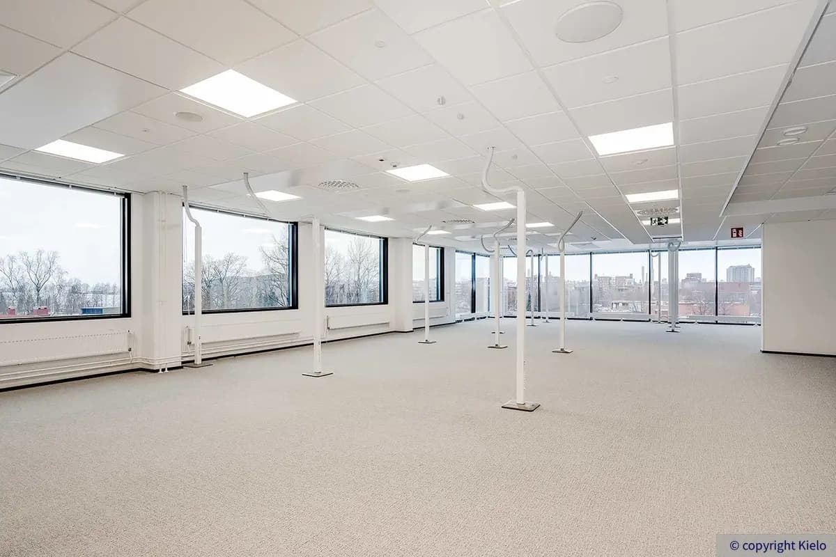 Moderni avotoimisto, jossa isot ikkunat kahteen suuntaan.