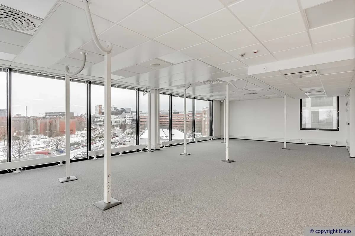 36Hatanpää lattiasta kattoon olevilla ikkunoilla varustettu avotoimisto.