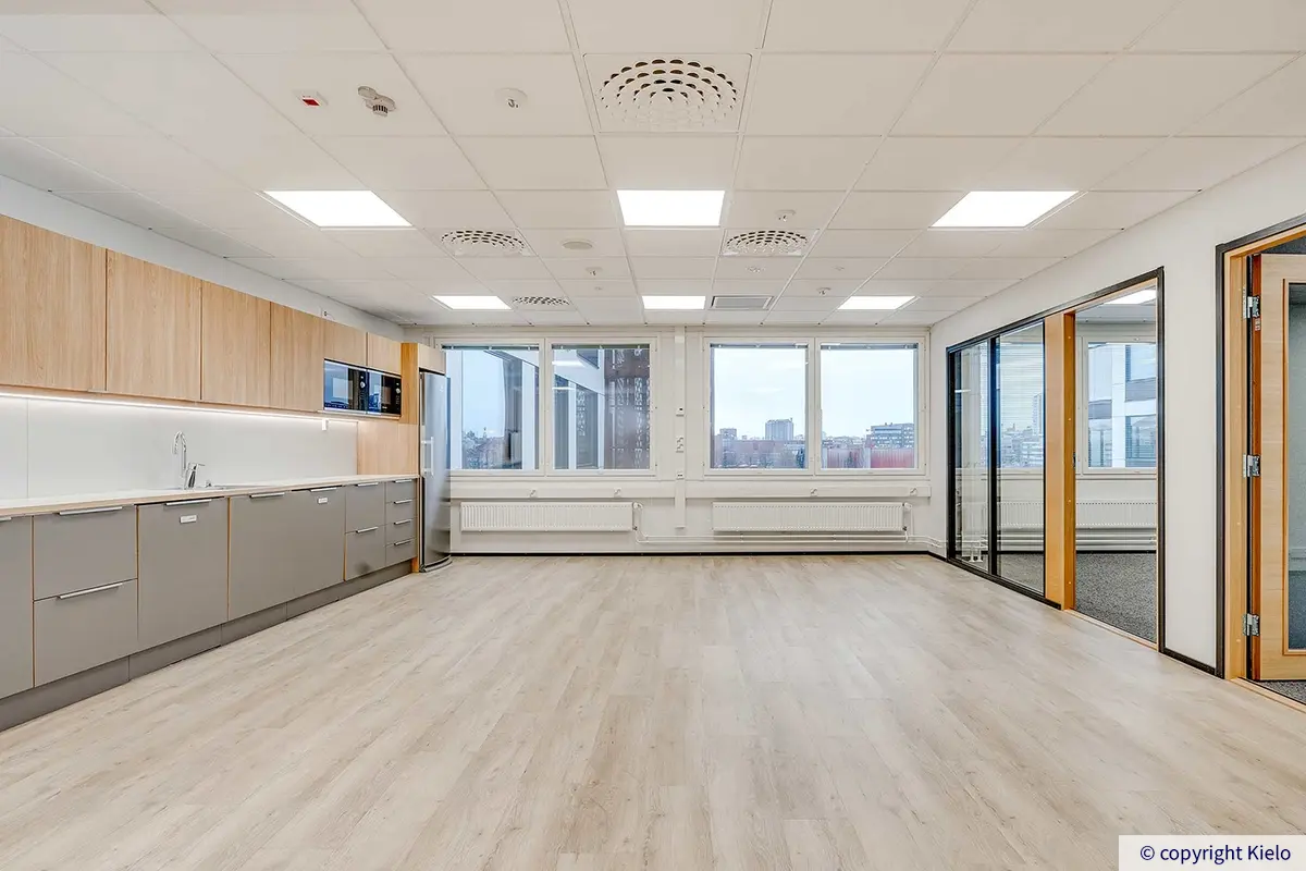 Toimistotilan iso taukokeittiö, laidalla neuvotteluhuoneita.