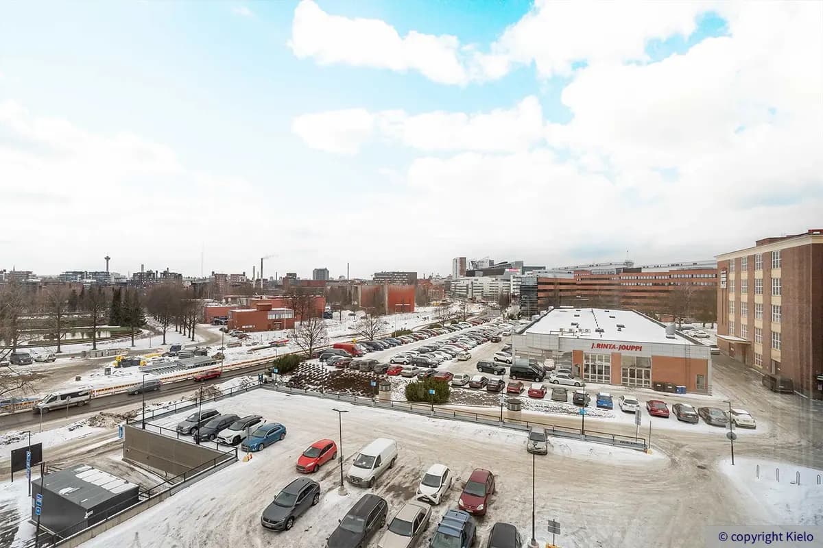 Näkymät 36Hatanpää viidennen kerroksen 426 m² toimitilan ikkunoista kohti keskustaa.