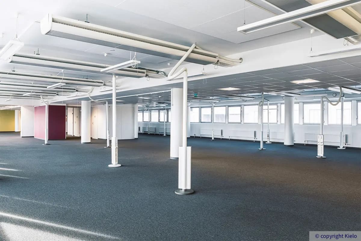 Jyväskylän Vapaudenkatu 48-50 siisti avotoimisto, jossa nauhaikkunat pitkillä seinustoilla.